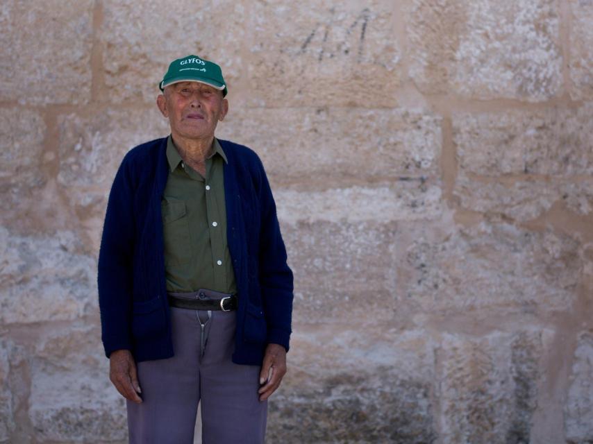 Victoriano Abad delante de la iglesia de Olmeda.
