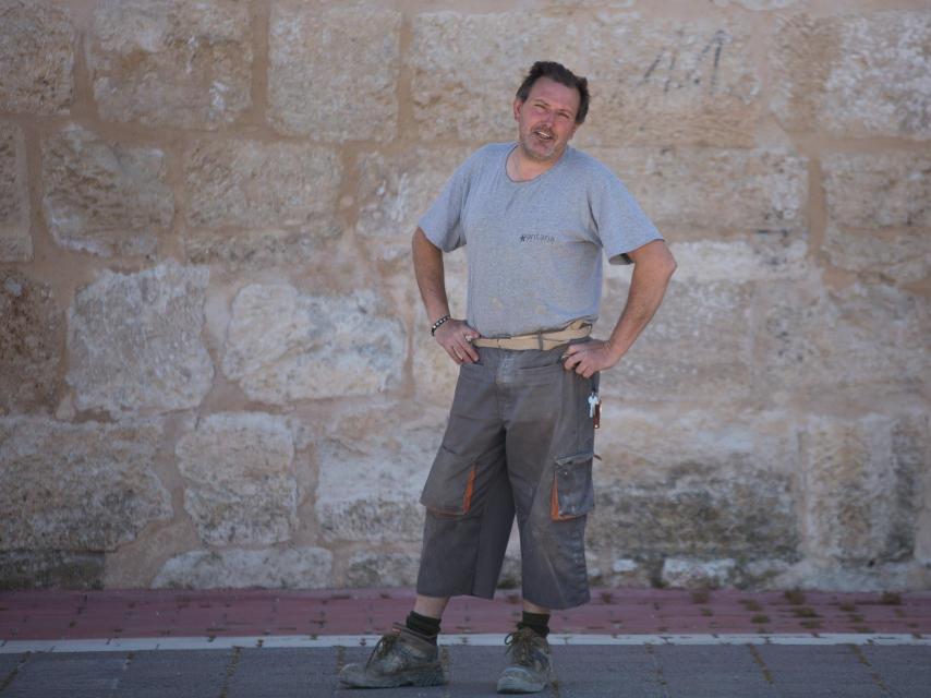 Paco Montes delante de la iglesia de Olmeda.