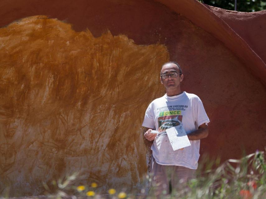 Vicente García delante del paseo escultórico que ha construido en Olmeda.