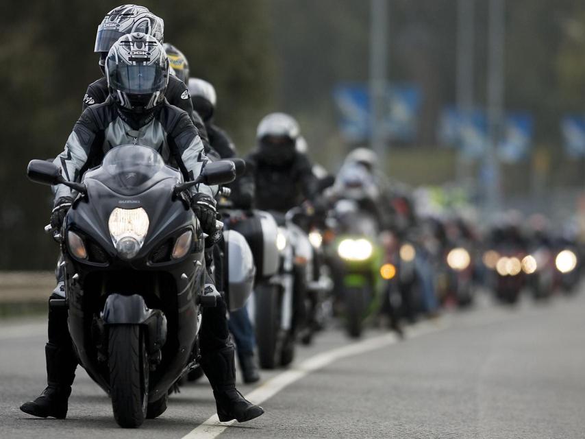 Aficionados al motociclismo haciendo cola para entrar en el Circuito de Jerez en 2008.