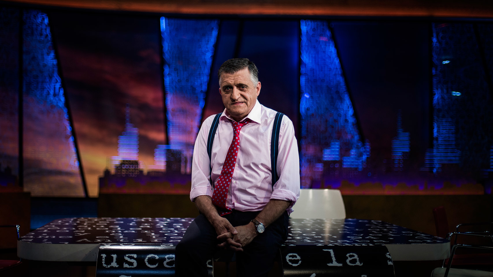 El Gran Wyoming en la mesa de su programa.