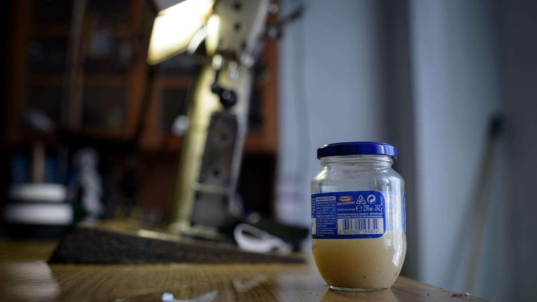 Tarro de cristal con cola utilizada para la fabricación del calzado.