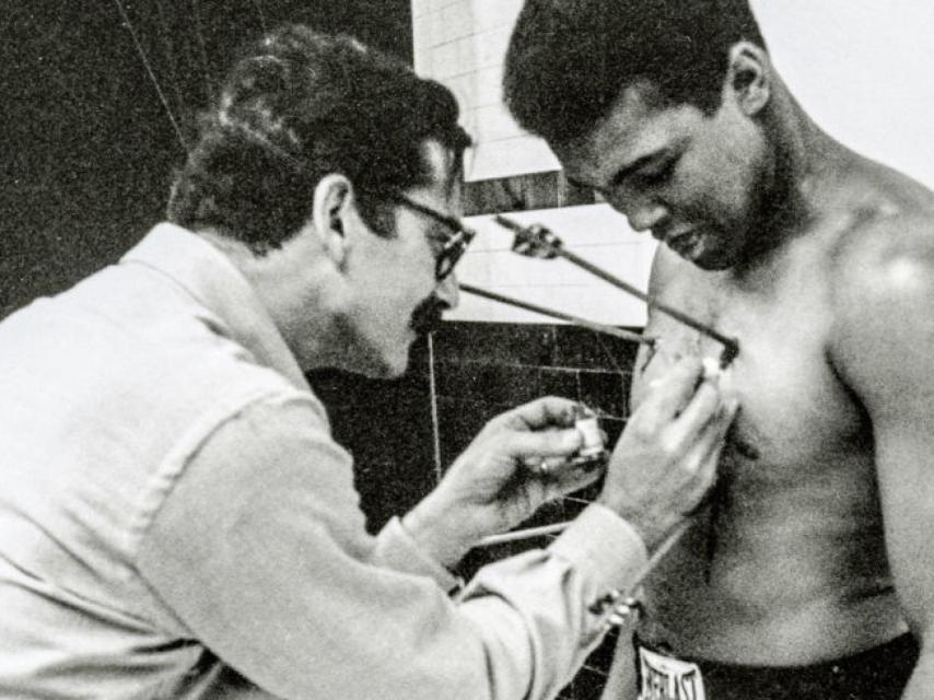 Carl Fisher junto Muhammad Ali en abril de 1968.