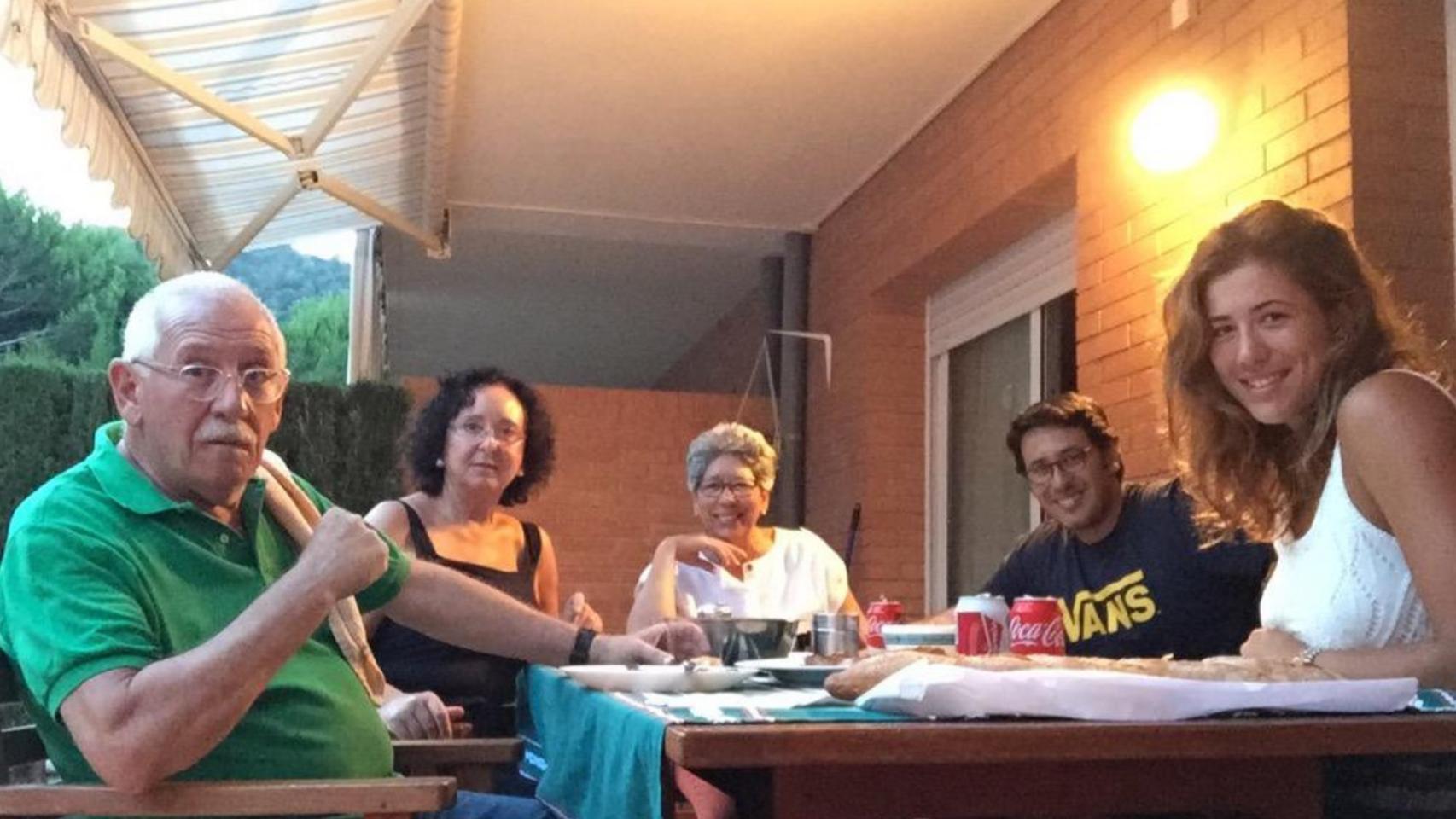 Los padres de Garbiñe (a la izquierda), un familiar, su hermano y ella en una reunión familiar