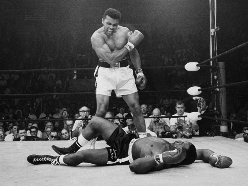 Mohamed Ali, en su imagen más carismática tras tumbar a Sonny Liston en 1965.