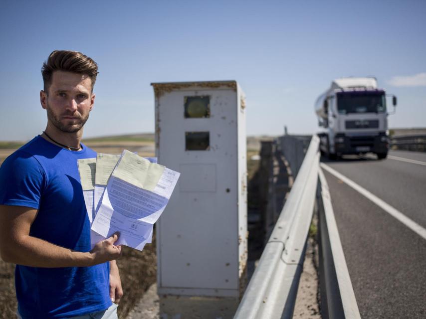 Ricardo junto al radar ubicado en la localidad sevillana de El Cuervo.