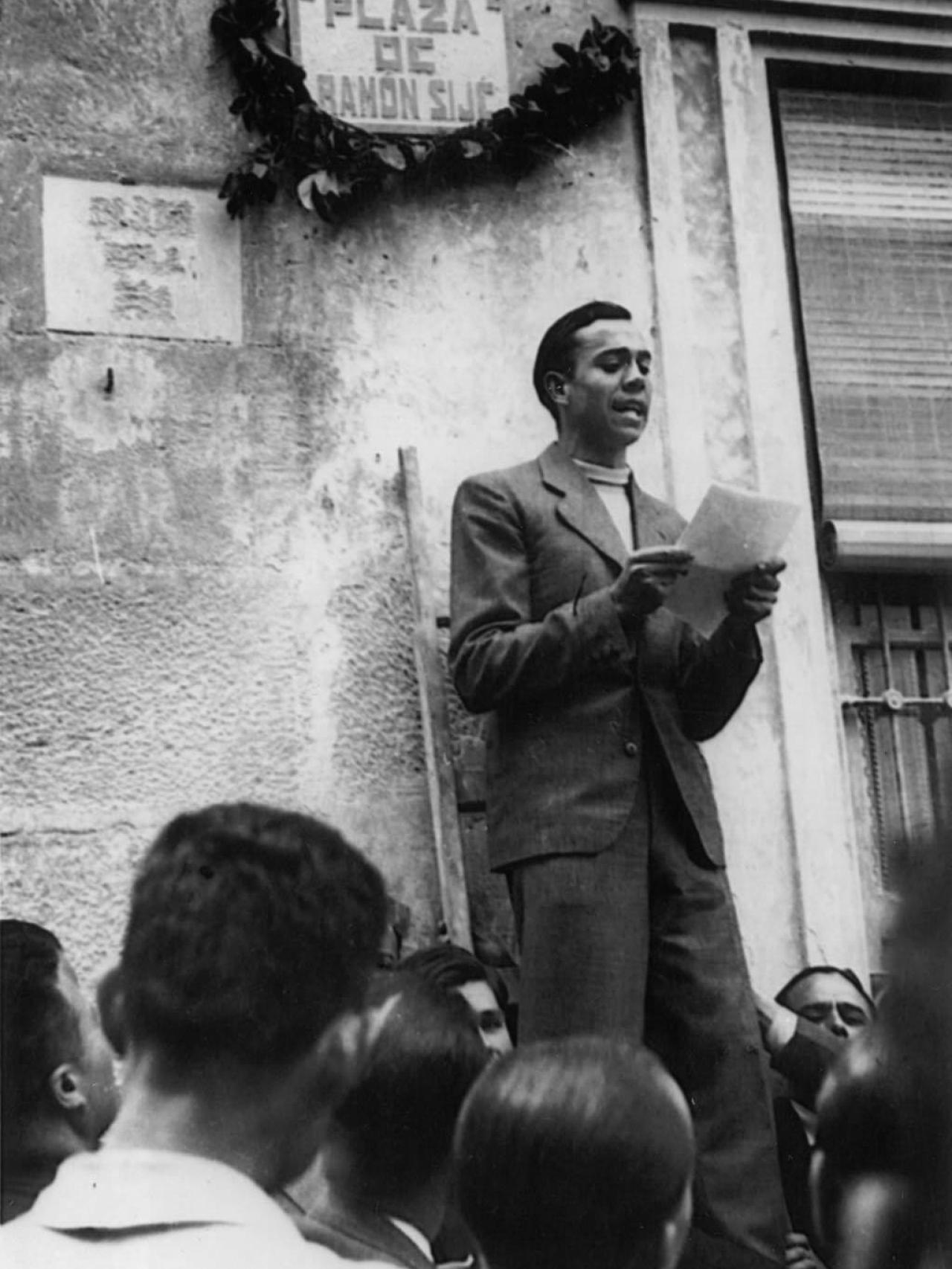 Miguel Hernández evocando a Ramón Sijé en la plaza con su nombre.