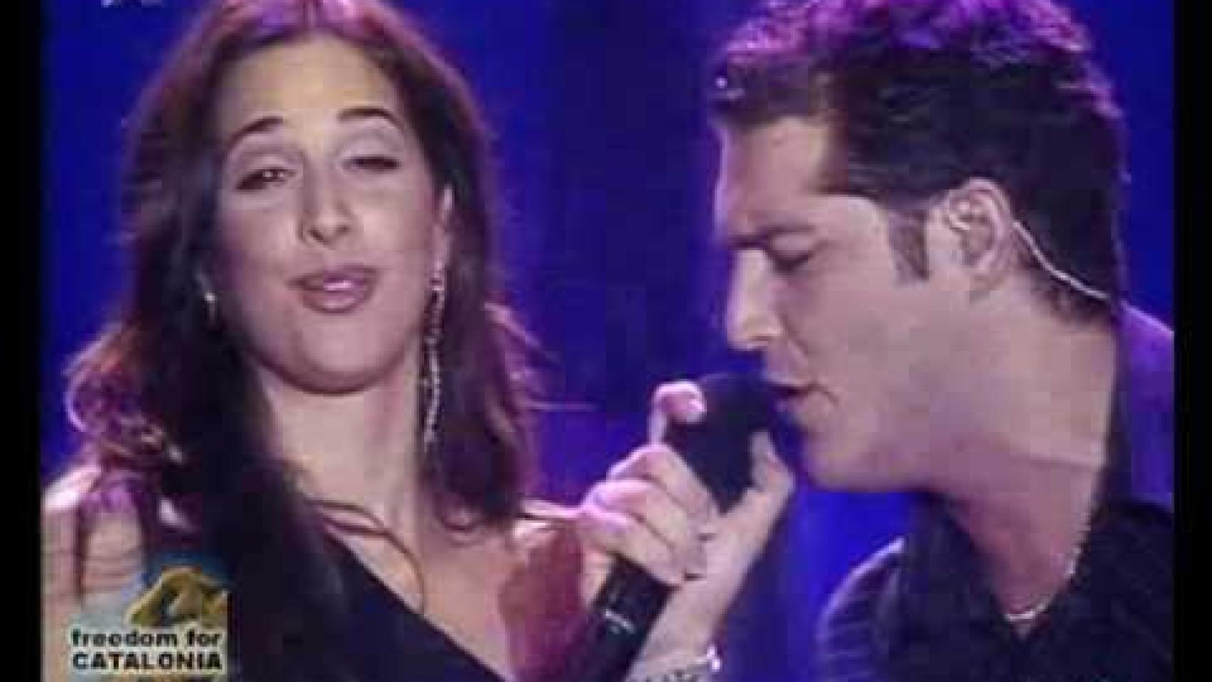 Nuria Fergó con Manu Tenorio cantando en OT