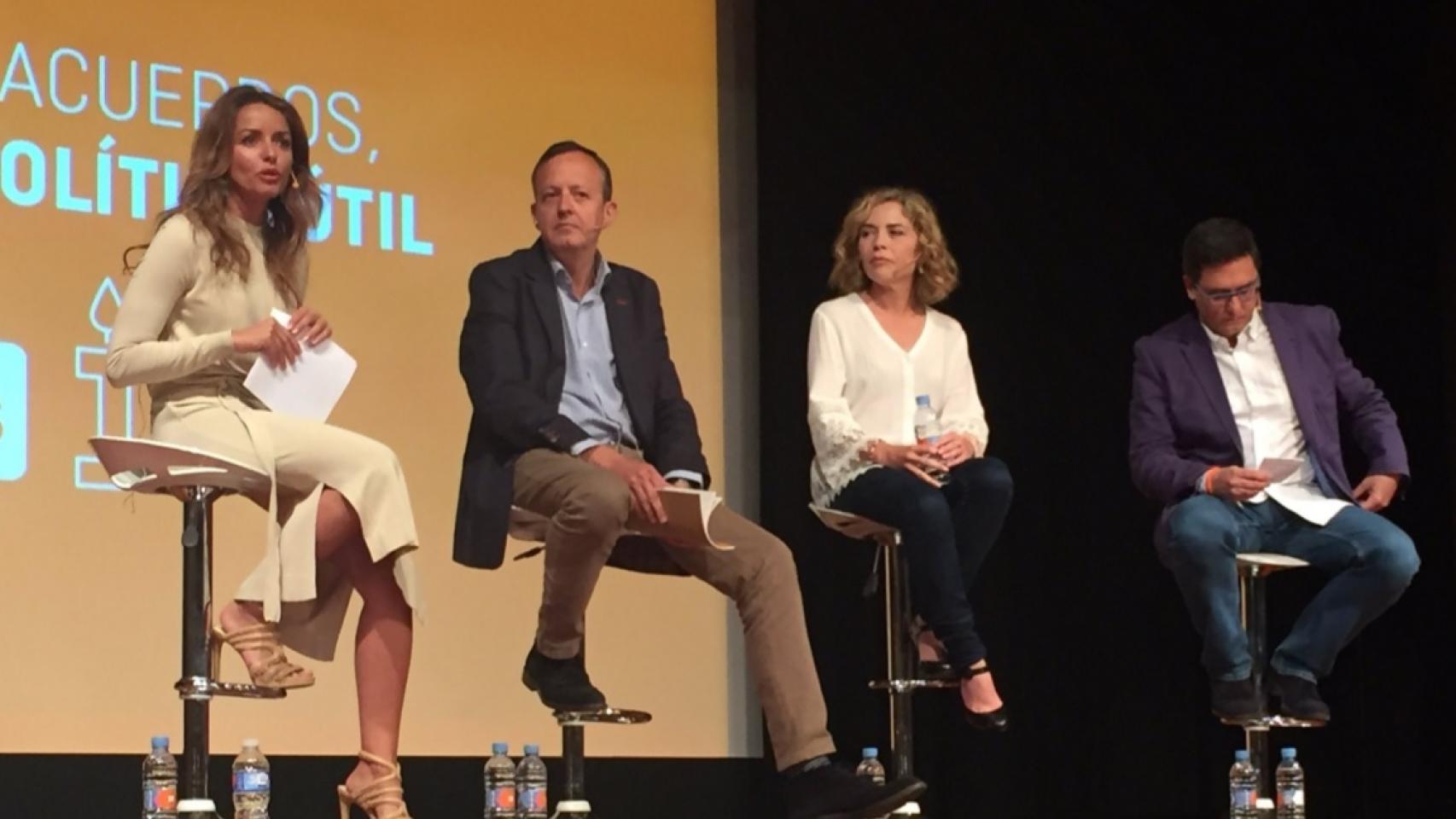 Patricia Reyes (de amarillo a la izquierda) durante una charla con otros candidatos de Ciudadanos