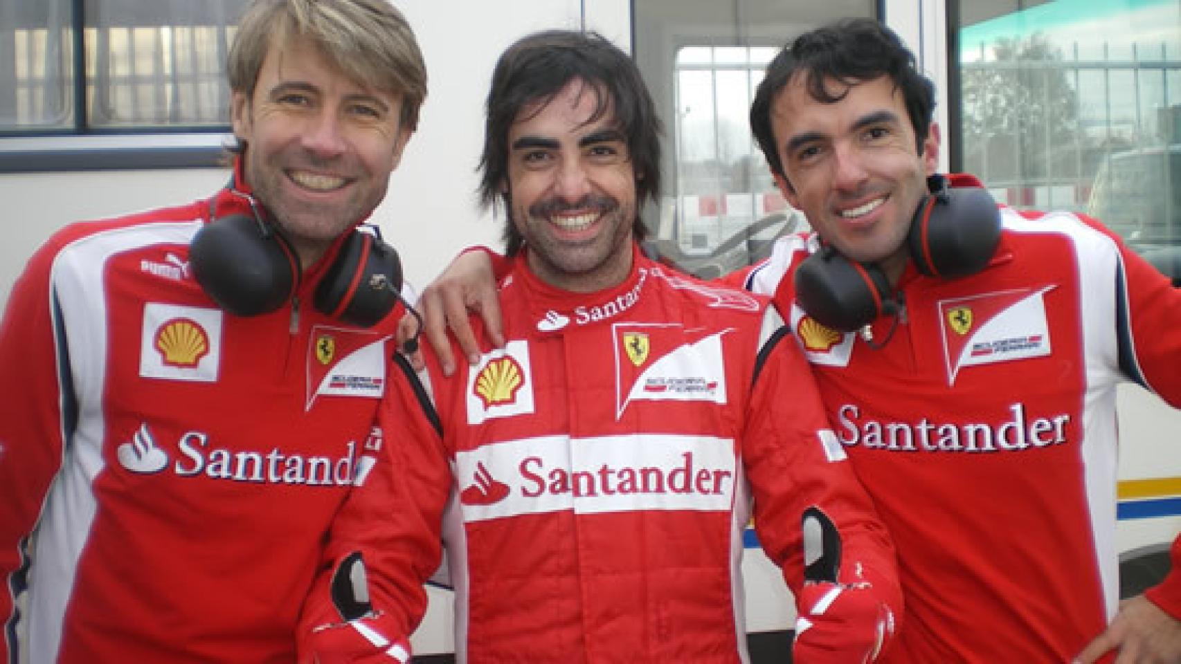 En el centro el doble de Fernando Alonso