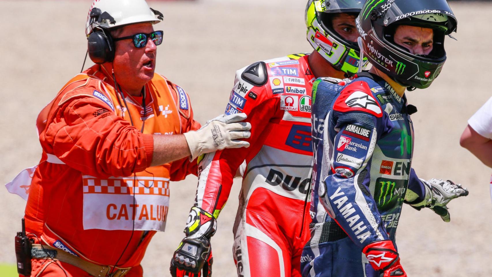 Iannone intenta hablar con Jorge Lorenzo.