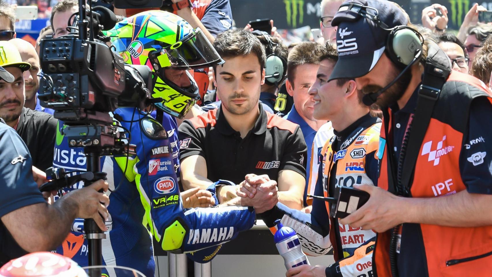 Rossi saluda a Márquez en Montmeló.