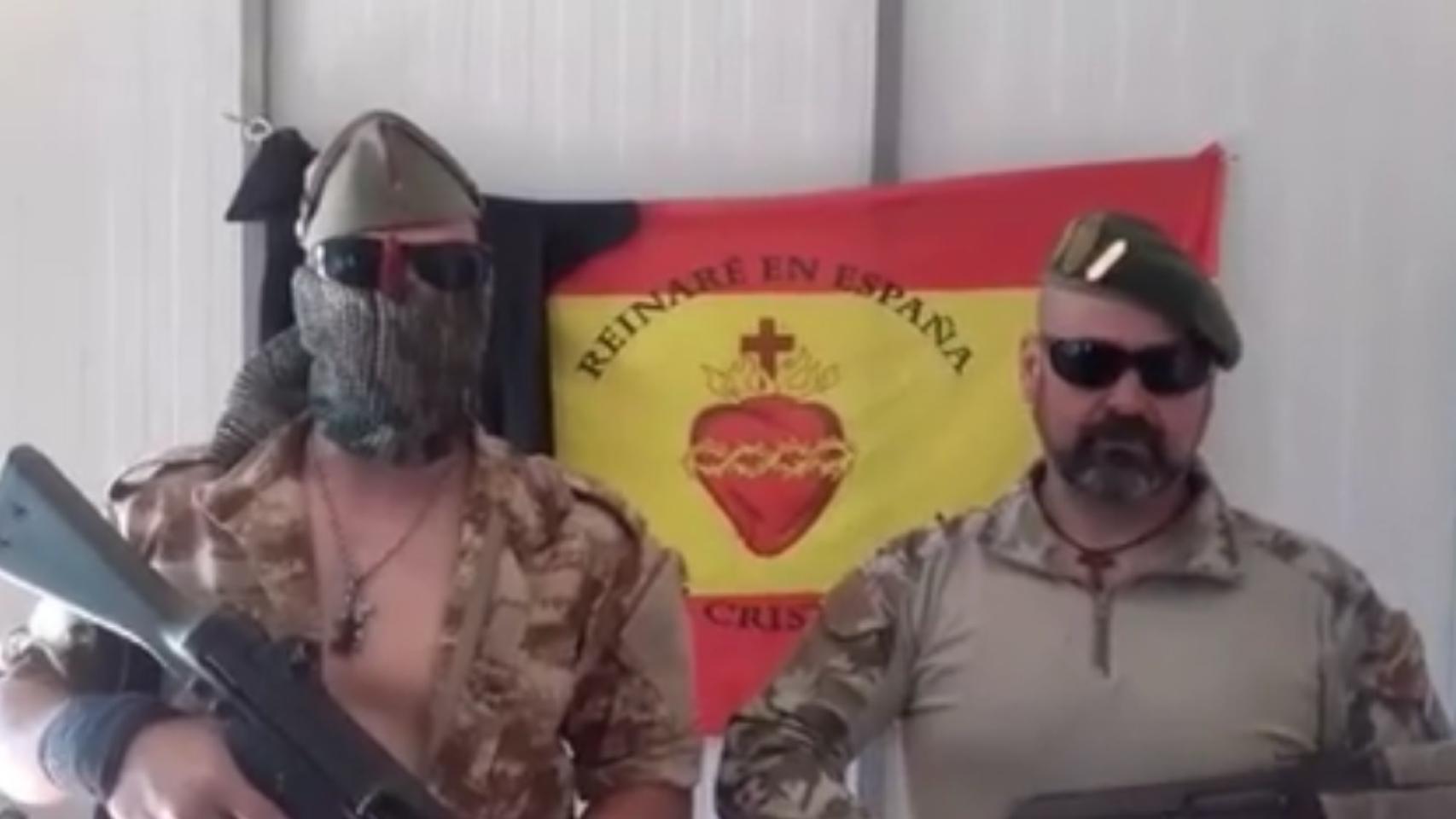 El cocinero y Simón, en Irak, con una bandera española con el Sagrado Corazón.