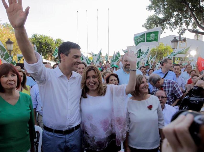 Sánchez y Díaz saludan en el mitin de este lunes en Jerez