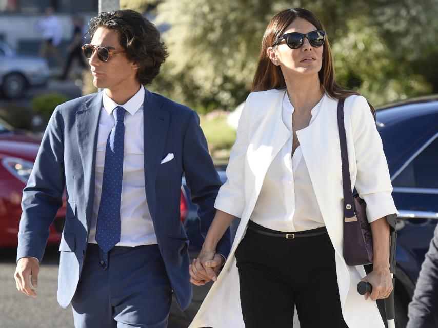 Ivonne ha llegado a la iglesia acompañada de su hijo Alejandro