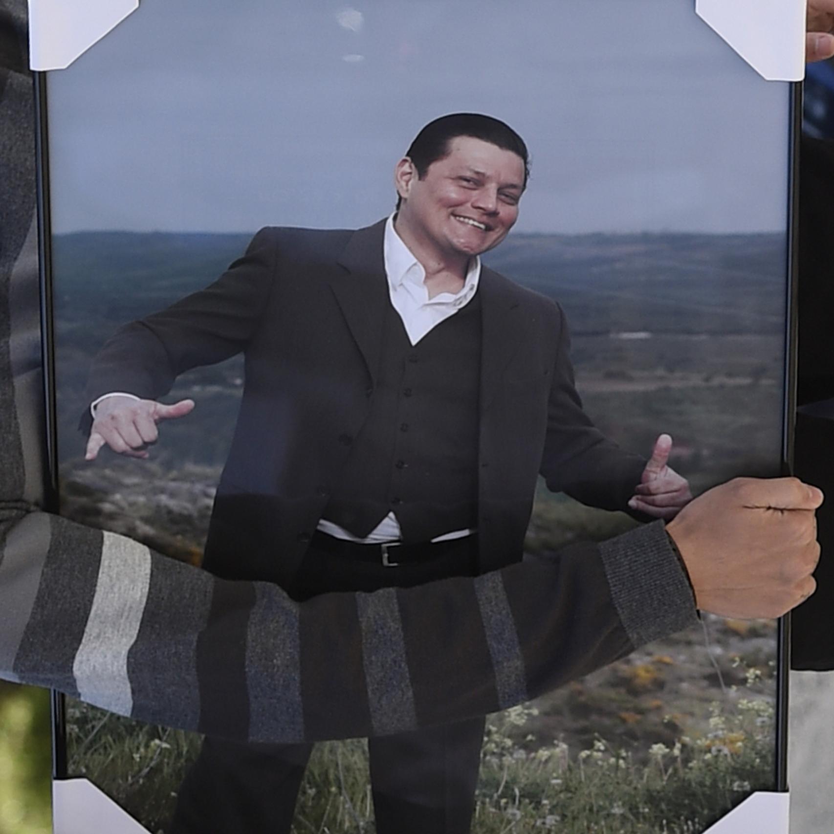 Una foto de David ha presidido el altar durante la misa funeral