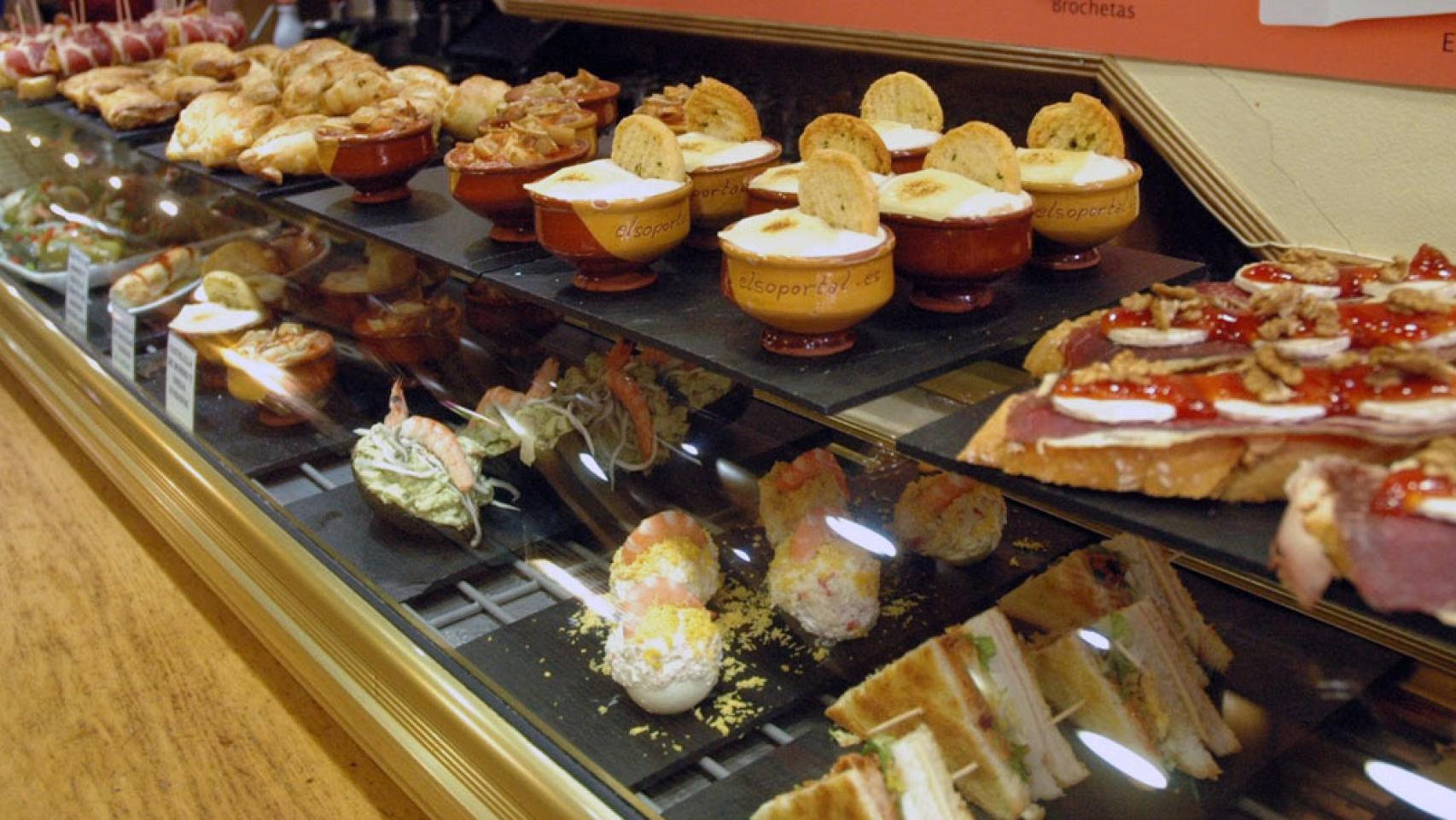 Imagen de archivo de una barra de un bar con tapas.