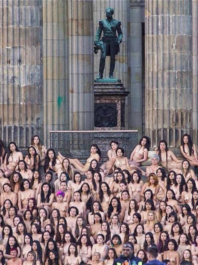 Mujeres posando en la plaza de Simón Bolívar, Bogotá (Colombia)