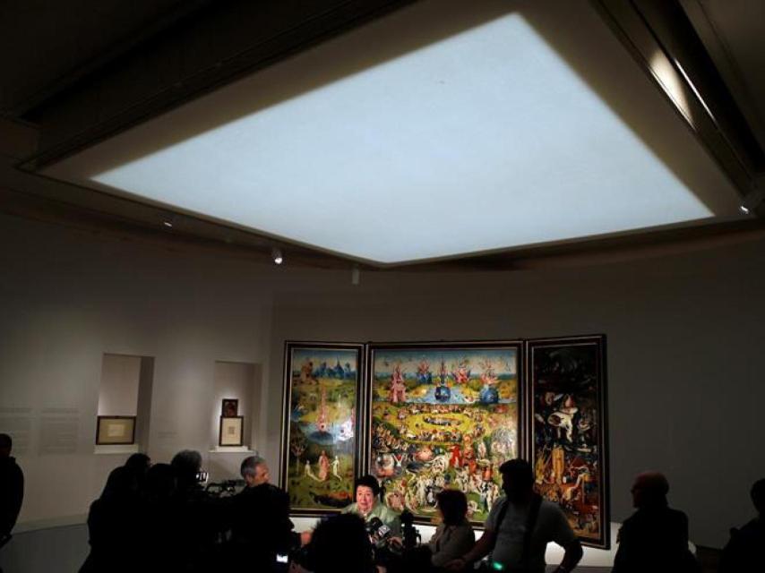 Instalación del tríptico de El jardín de las delicias, en la exposición del Prado.
