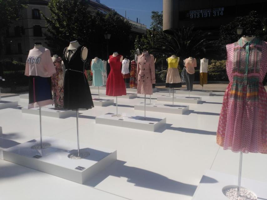 Exposición de maniquíes en la calle