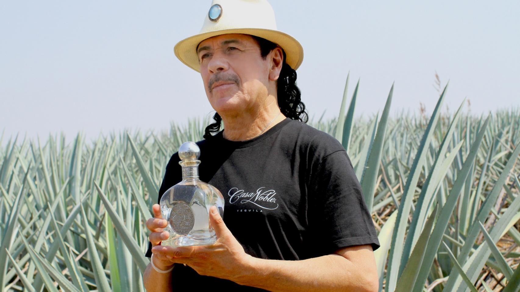 El músico Carlos Santana muestra orgulloso su tequila, Casa Vieja.