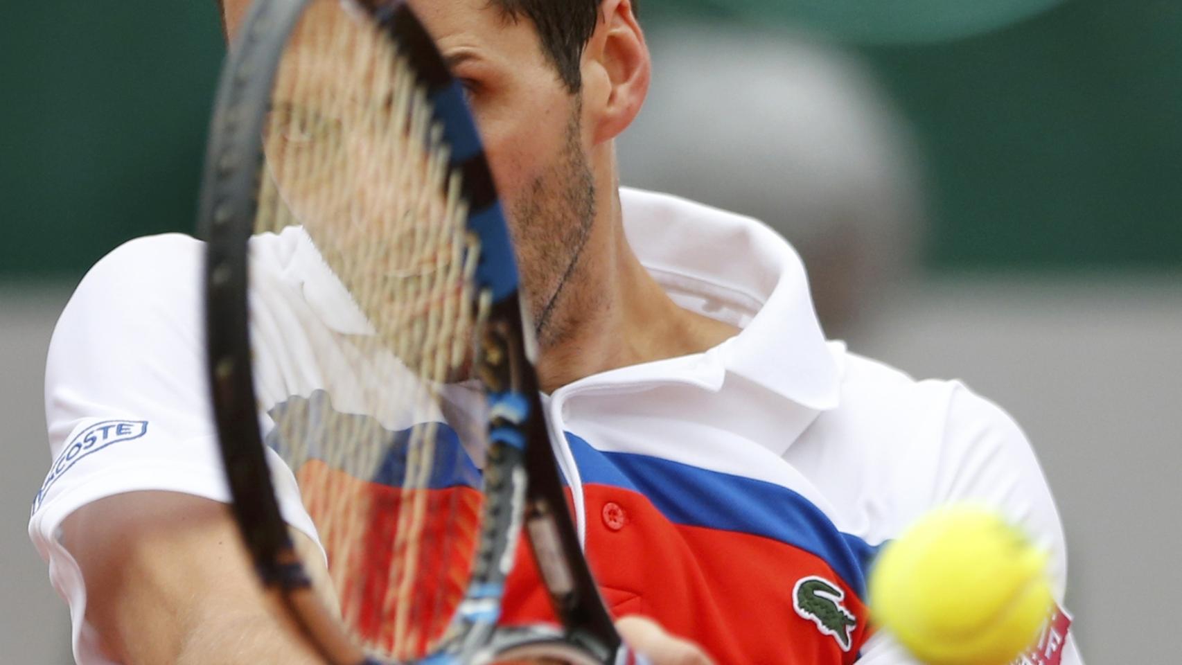 Albert Ramos golpea la bola durante Roland Garros.