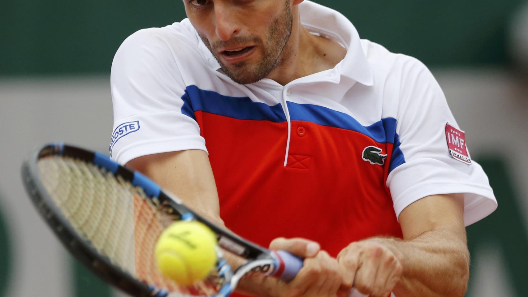 Albert Ramos golpea una bola durante Roland Garros.