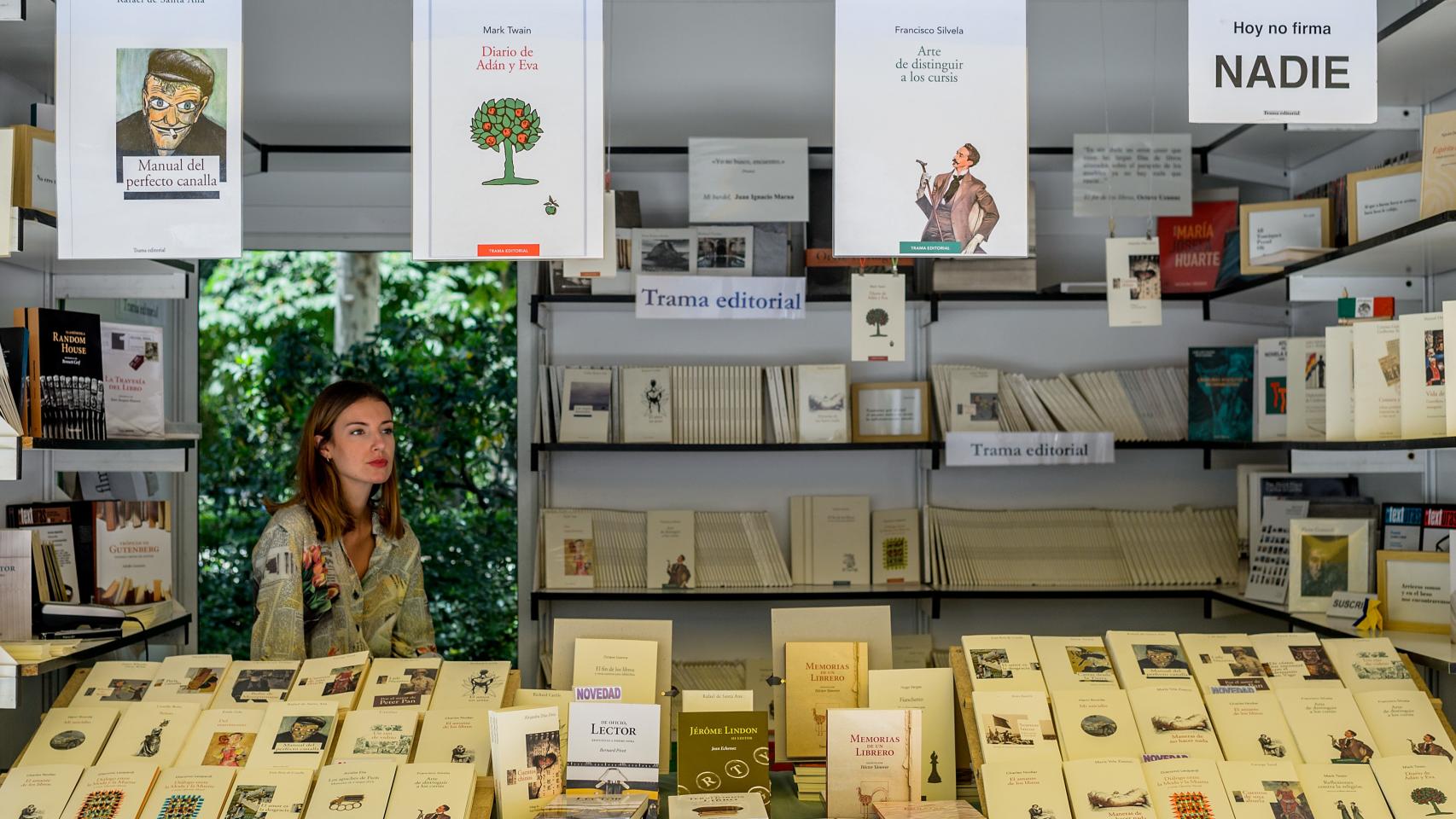 Una librera en una caseta que reza que Hoy no firma nadie.