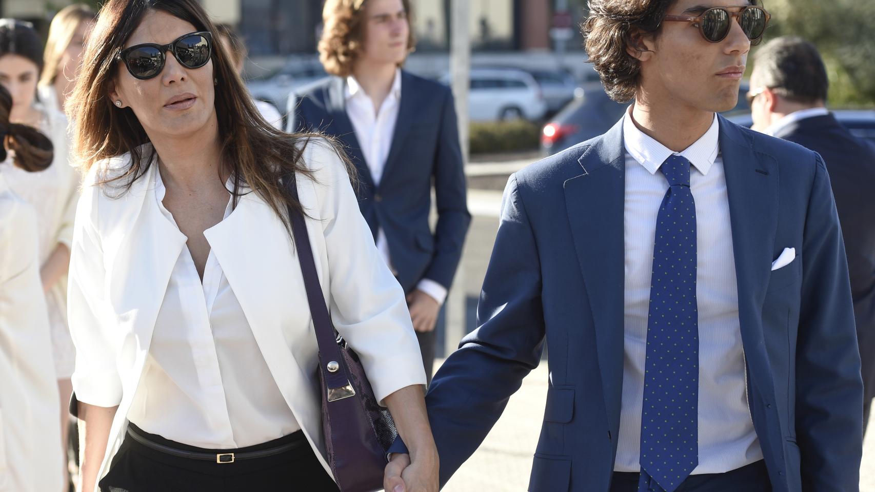 Ivonne Reyes y su hijo Alejandro llegando al funeral en la iglesia Nuestra Señora de La Moraleja