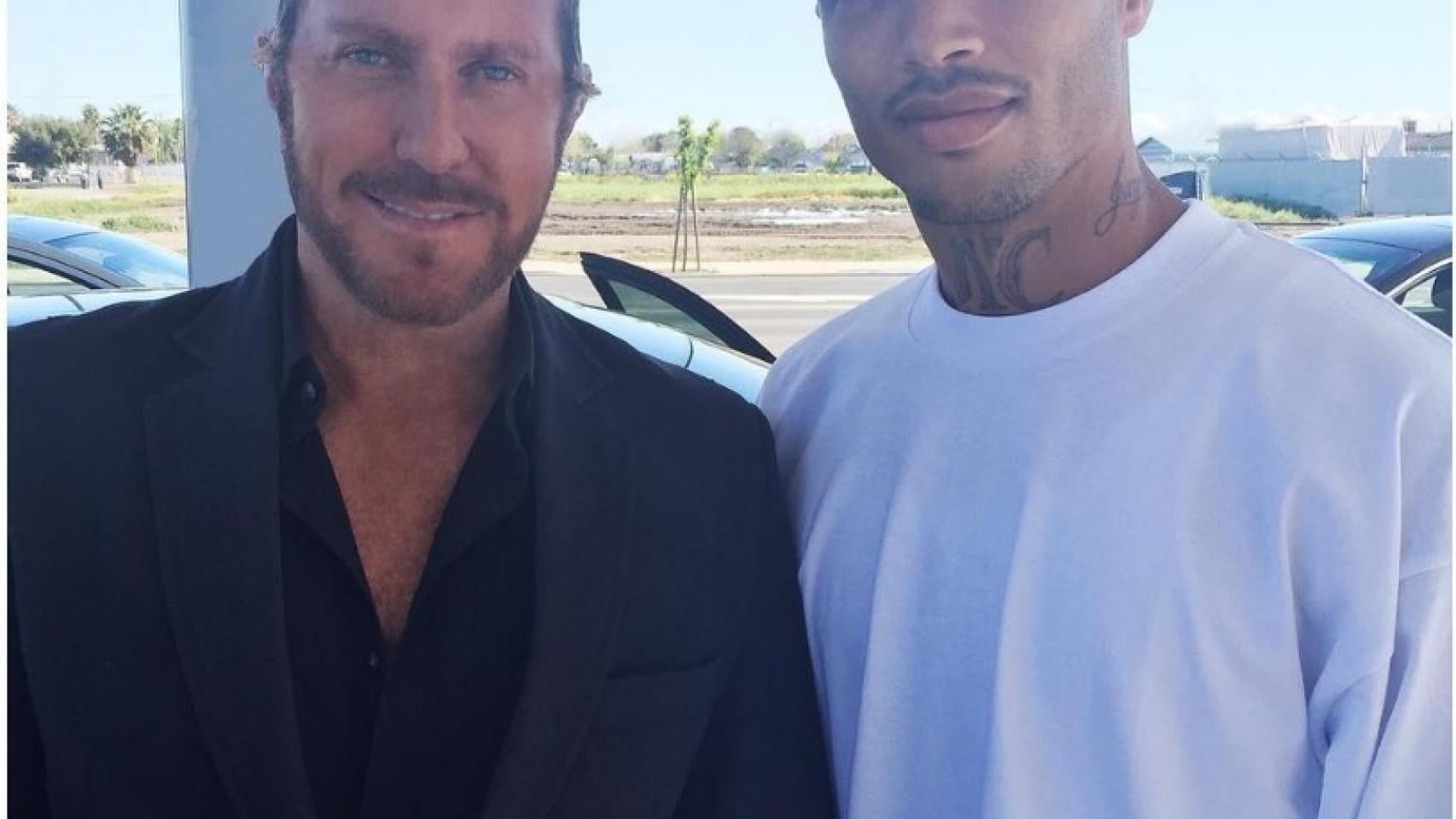 Jeremy Meeks (izqda) y su representante