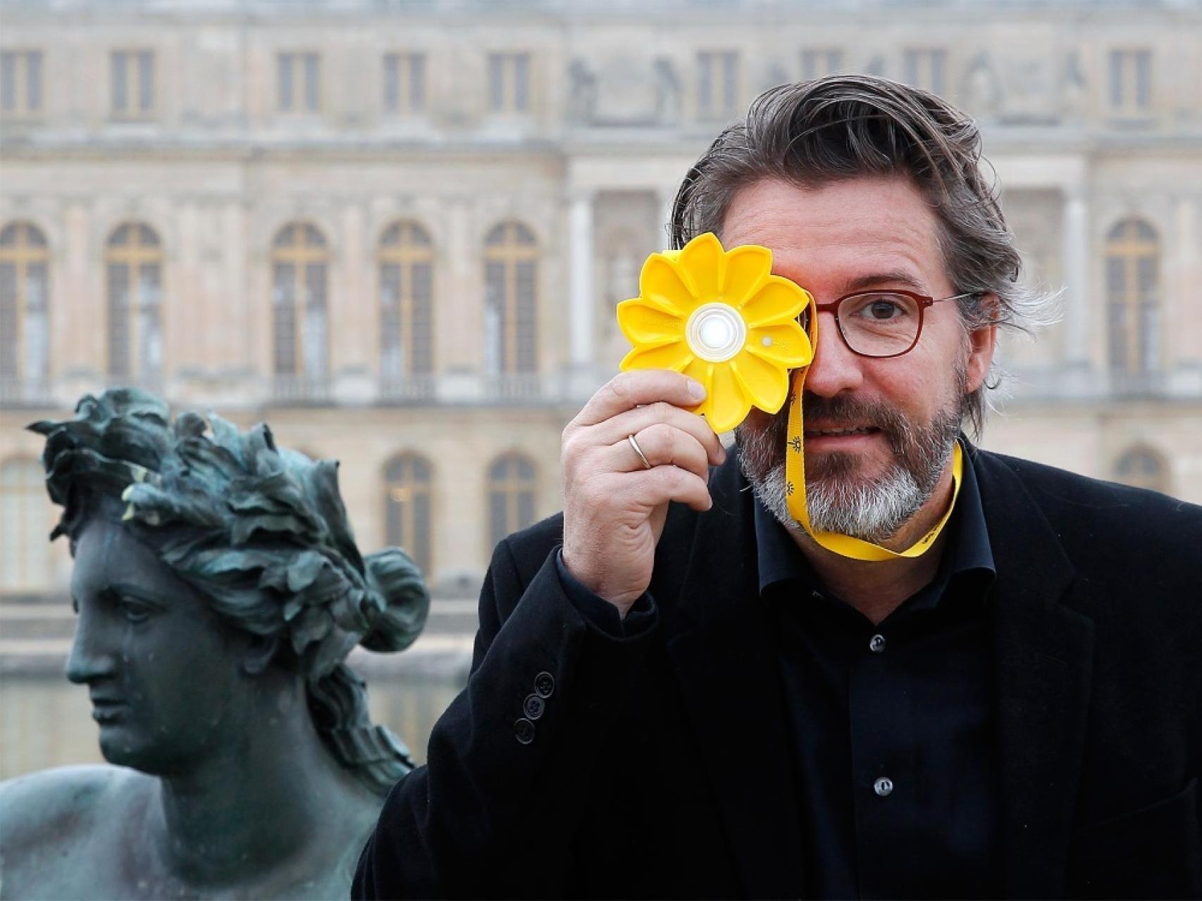 El artista danés Olafur Eliasson, en la presentación de su pieza monumental.