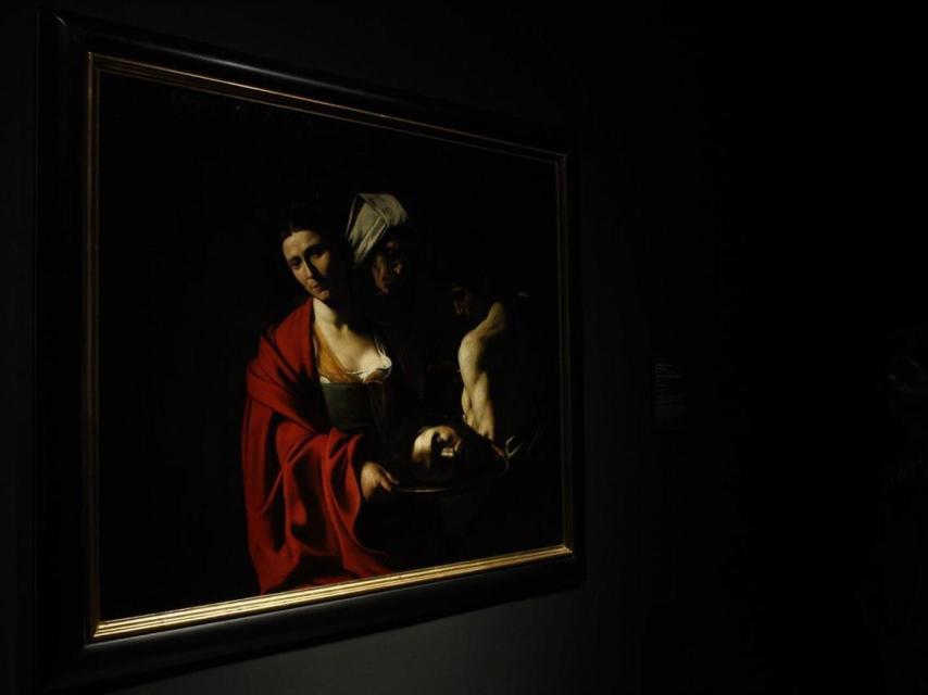 Salomé portando la cabeza del Bautista, de Caravaggio, al fondo de la sala.