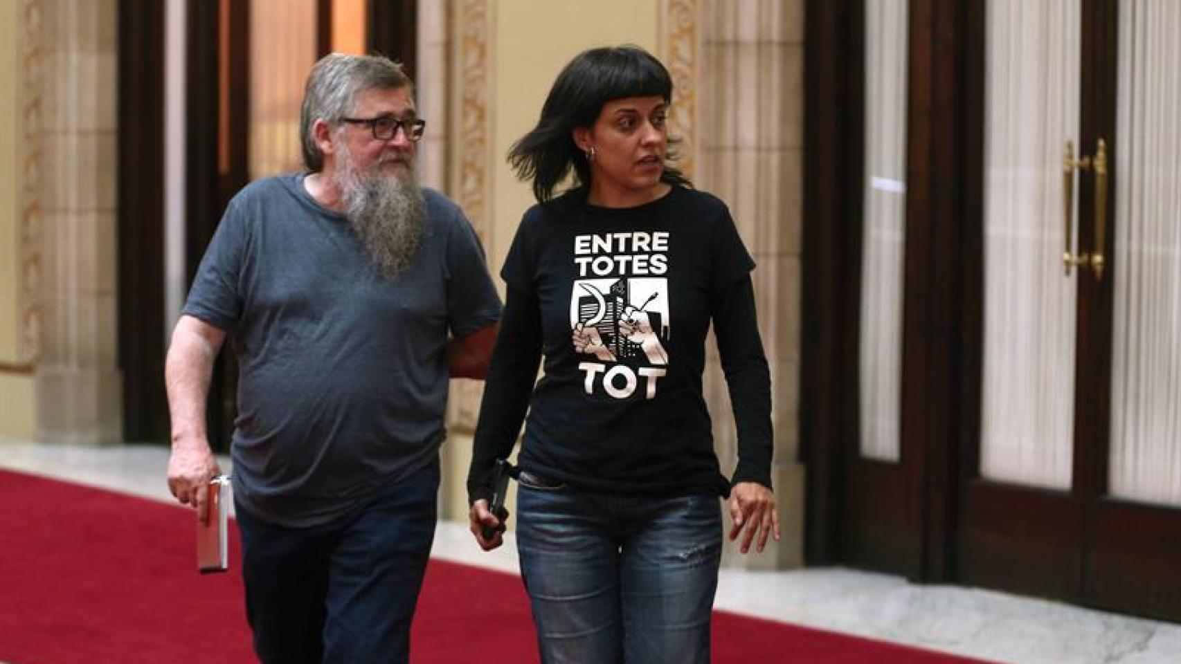Los diputados de la CUP, Joan Garriga y Anna Gabriel, tras reunirse con Puigdemont la pasada semana