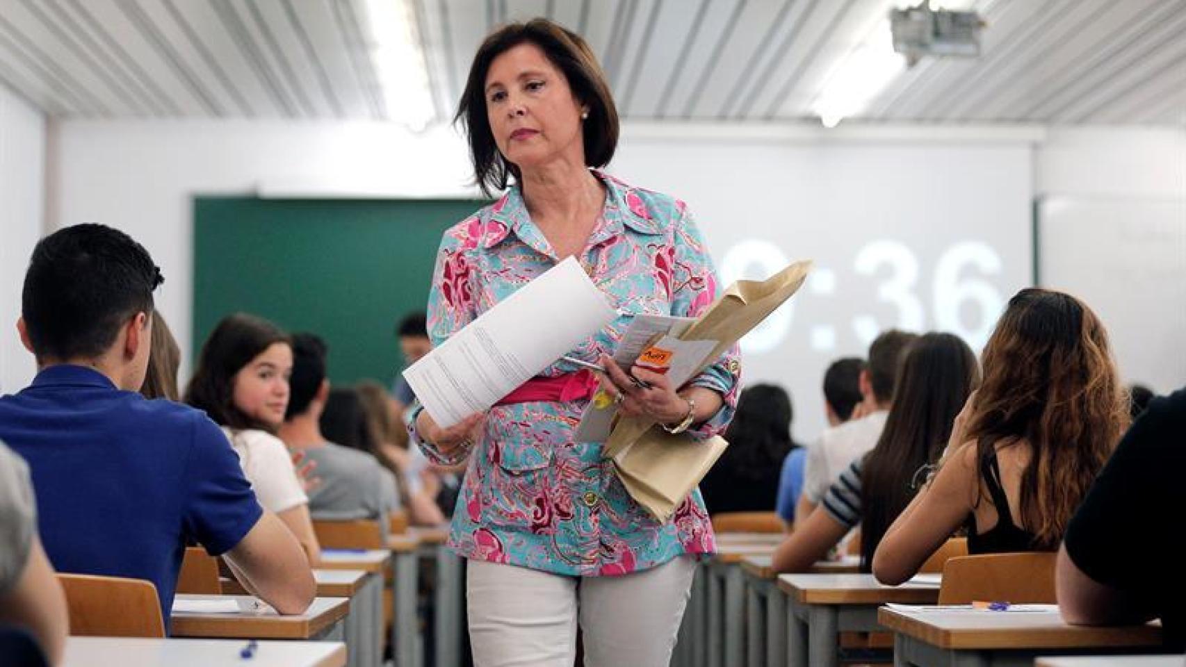 Una profesora reparte los exámenes de las Pruebas de Acceso a la Universidad-