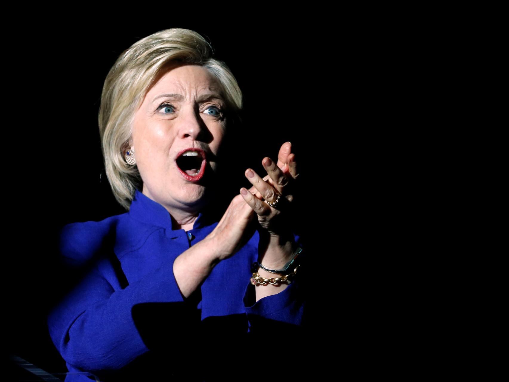 Clinton saluda a sus seguidores en un mitin en Los Ángeles (California).