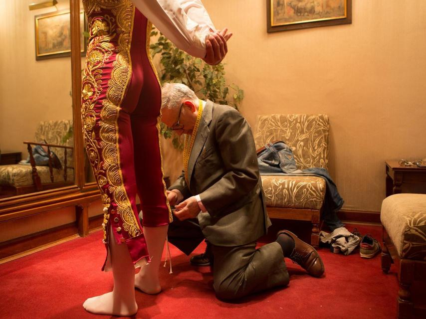 Antonio López toma las medidas al torero francés André Salenc.