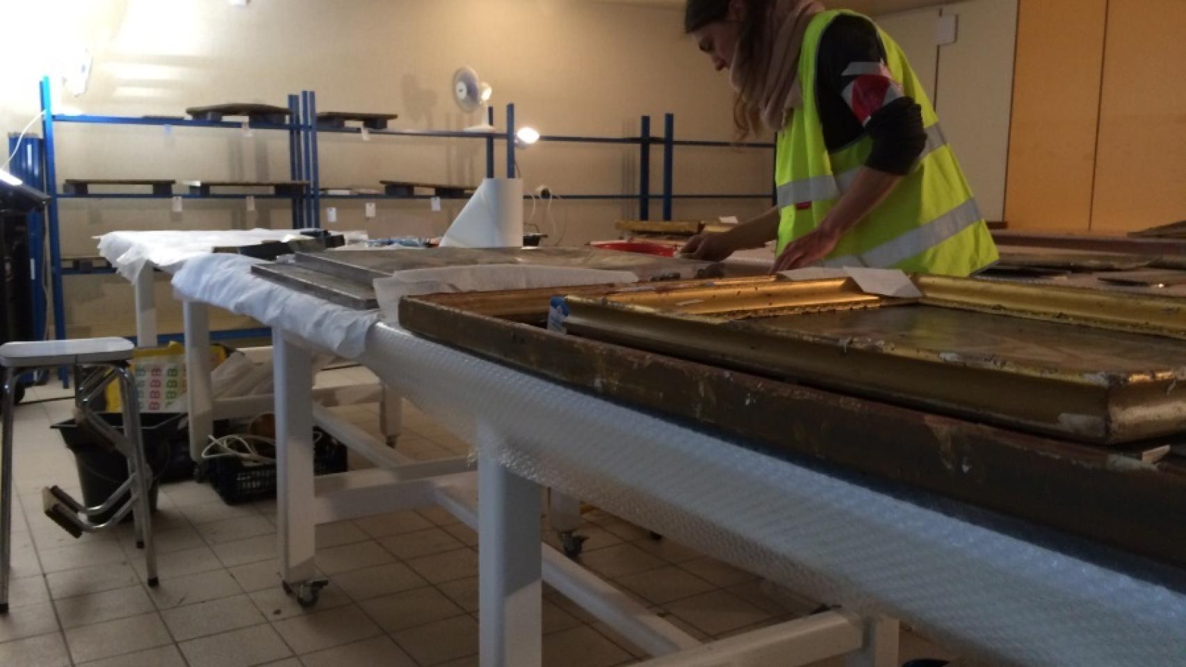 Tareas de recuperación de las obras dañadas, durante esta mañana.