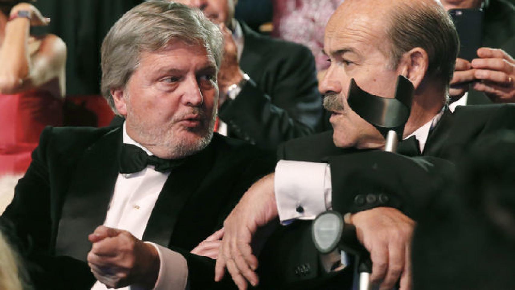 Méndez de Vigo junto al presidente de la Academia, Antonio Resines.