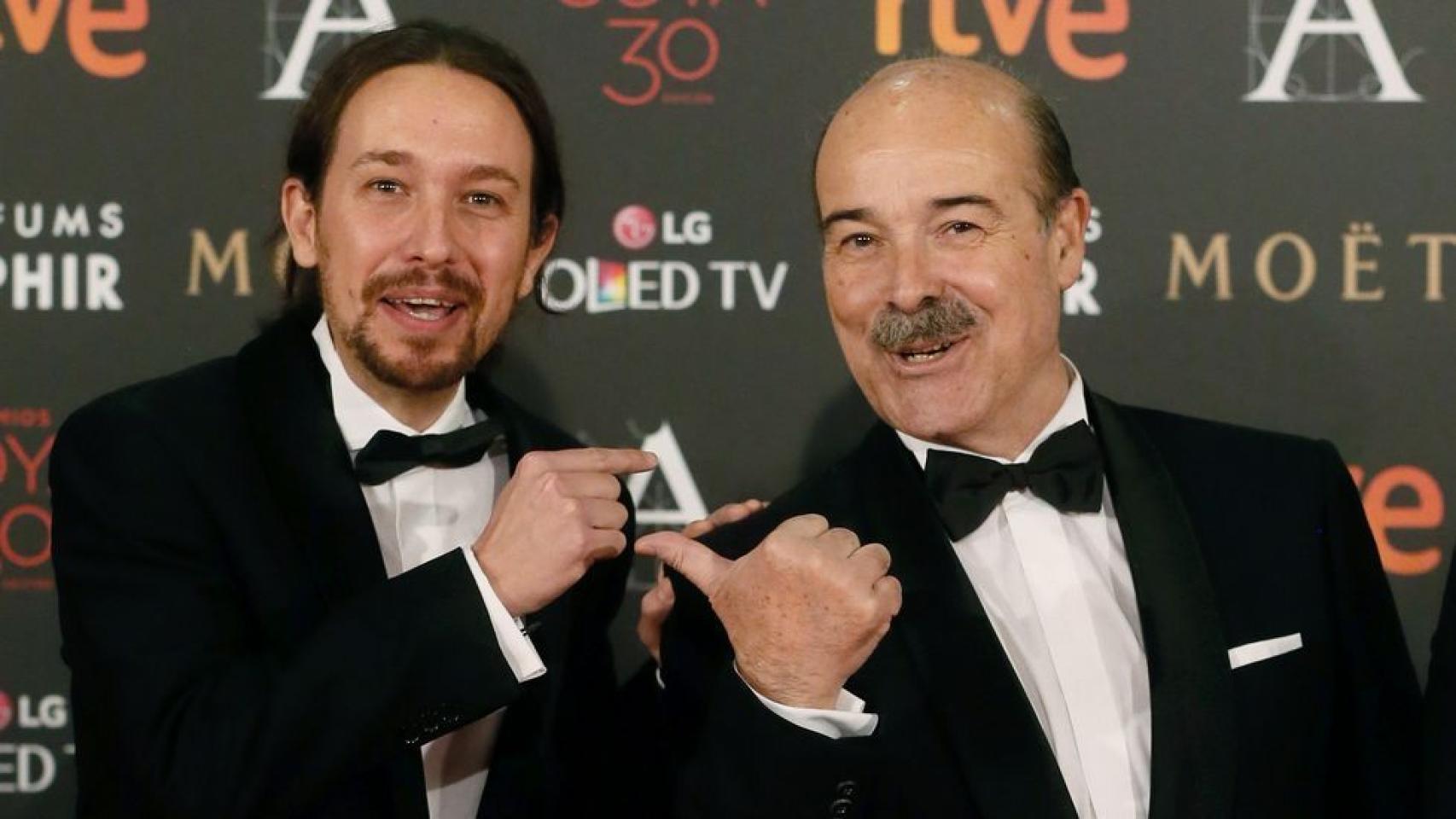 Pablo Iglesias junto a Resines, en la última gala de los Goya.