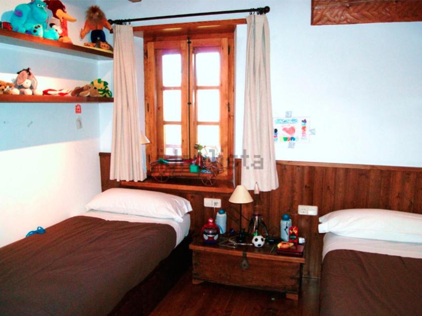 Una de las habitaciones de la vivienda.