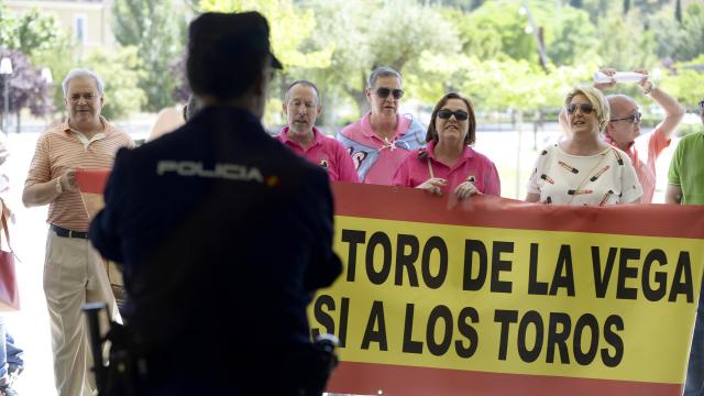Un centenar de personas se manifiestan a favor del Toro de la Vega.