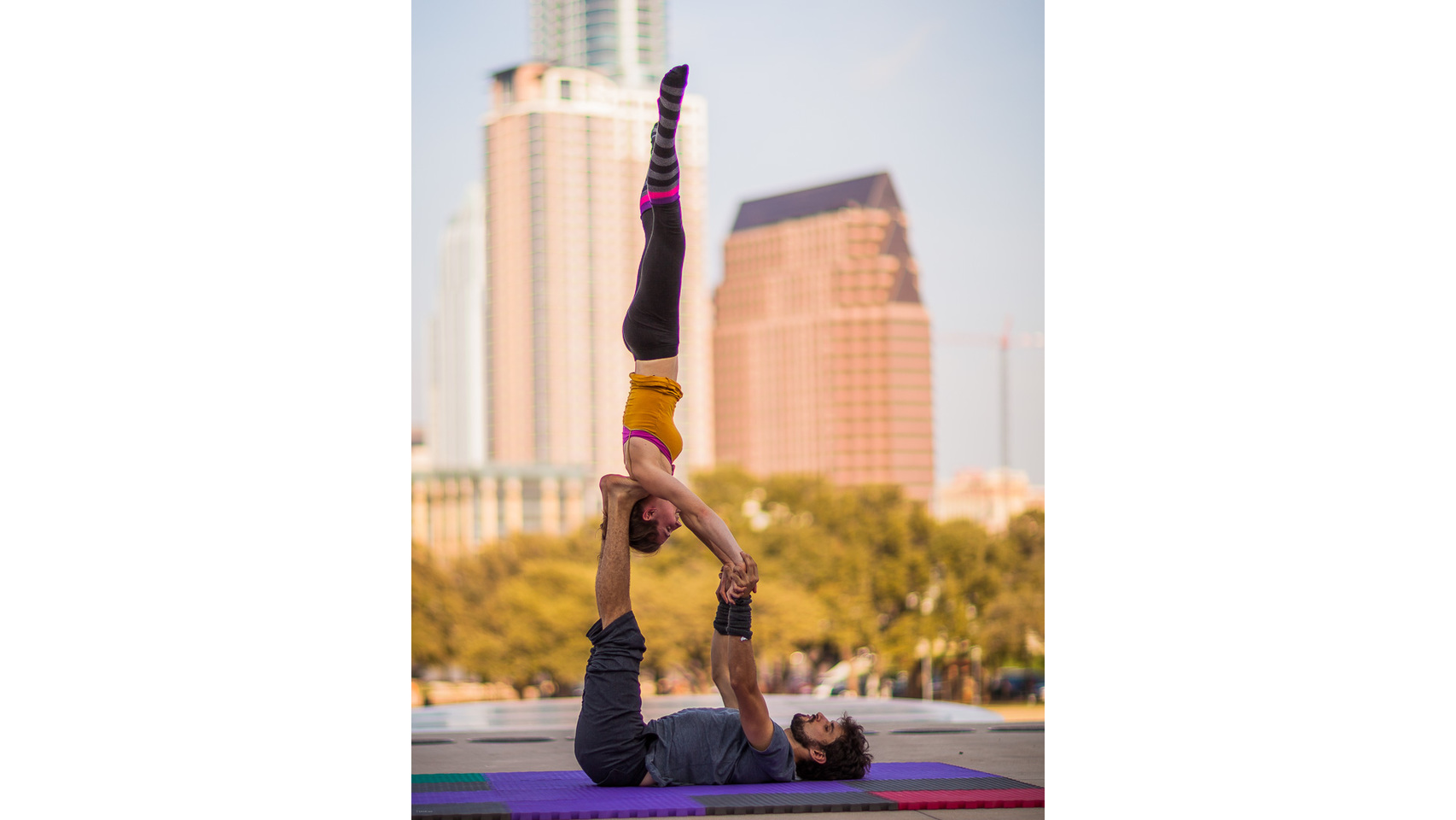Cualquier lugar, siempre que sea plano, es bueno para practicar el acrogym.