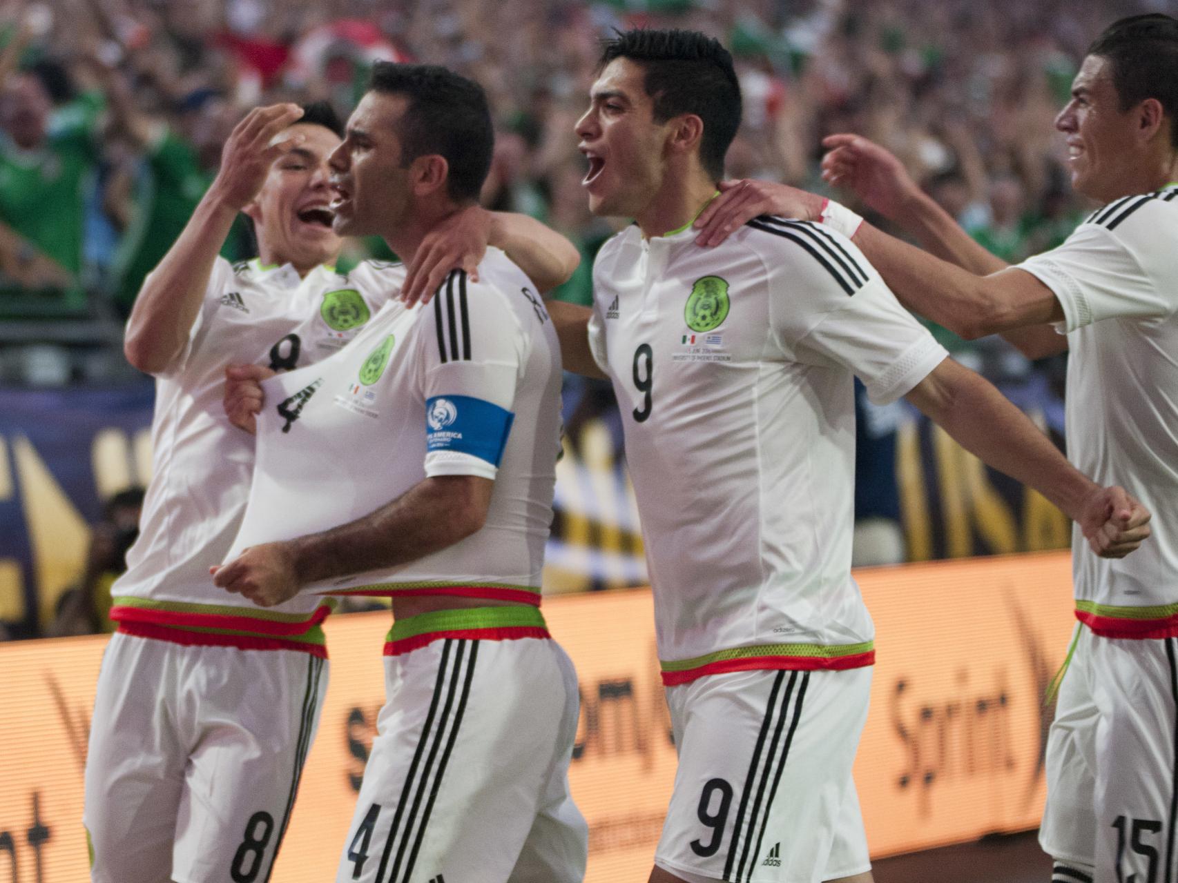 Lozano (a la izquierda) abraza a Márquez tras un gol.