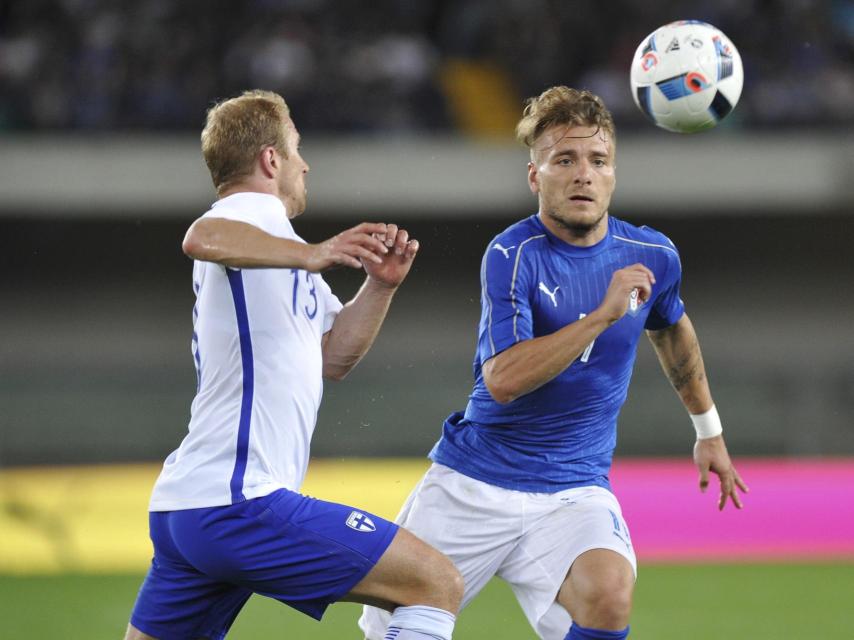 Immobile intenta llevarse el balón en el amistoso ante Finlandia.