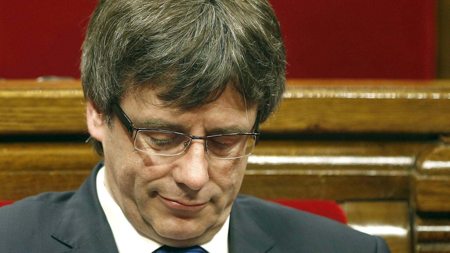 Puigdemont durante la votación en el Parlament