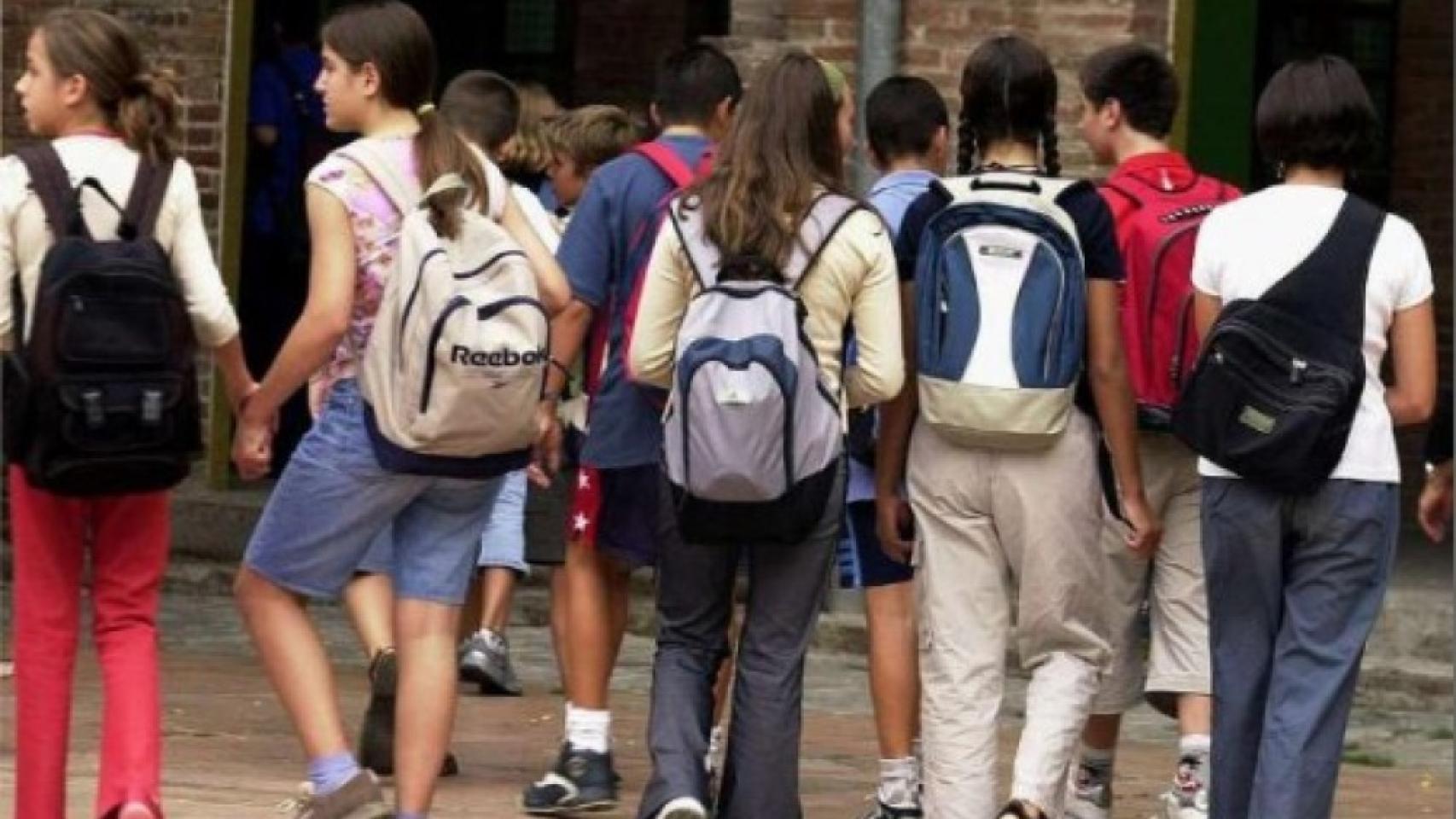 Estudiantes de un instituto a la entrada a clase
