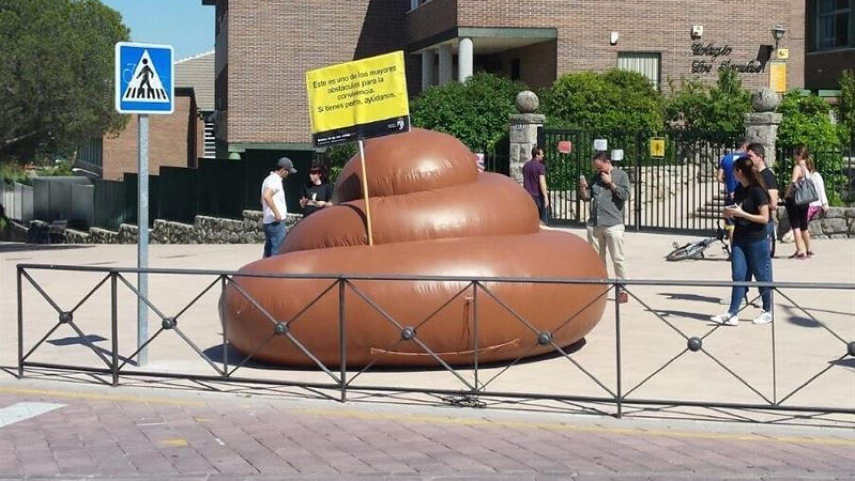 La 'caca hinchable' de Torrelodones en medio de la vía pública