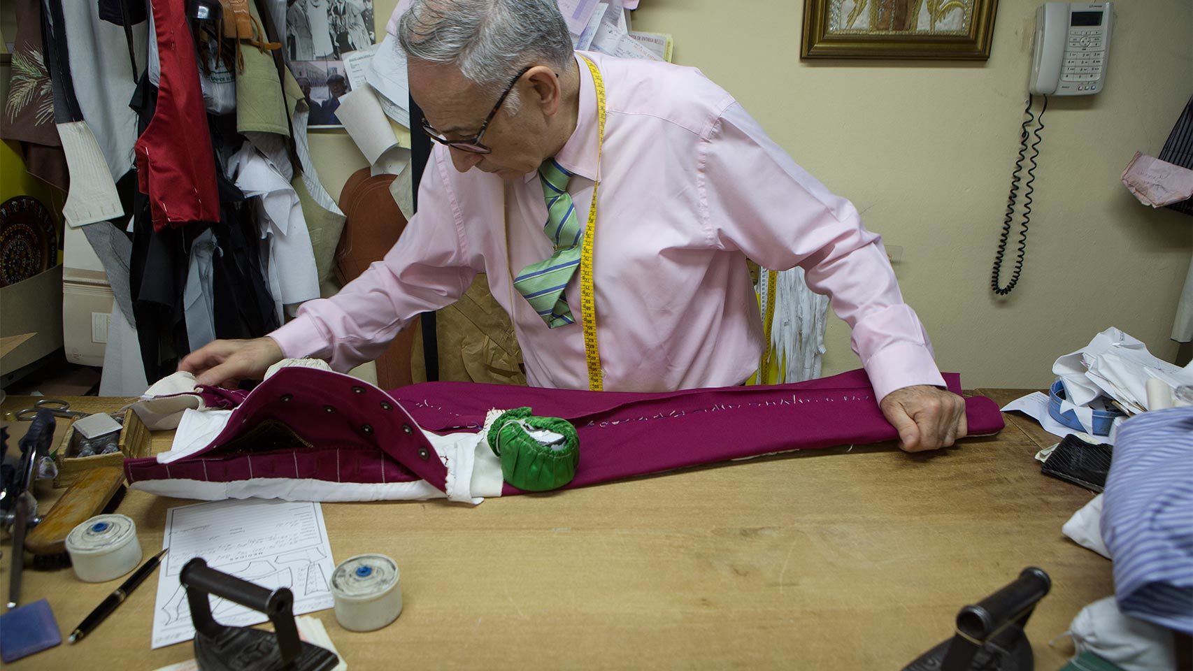Antonio López es el director de la sastrería Fermín. / Moeh Atitar