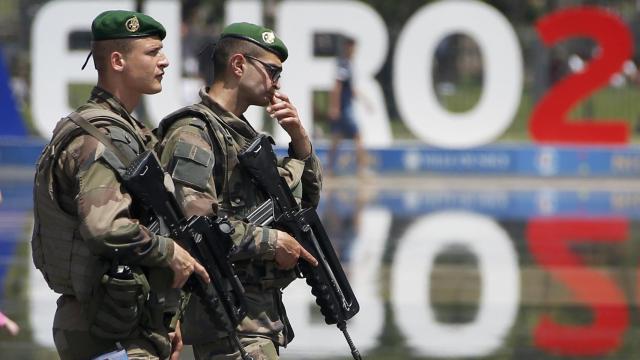 Agentes de seguridad hacen pruebas de cara a la Euro.