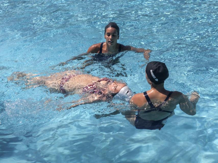 Ona enseña la técnica a la redactora de EL ESPAÑOL